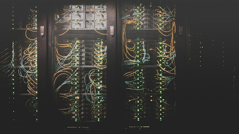 Corridoio di una sala server con armadi rack